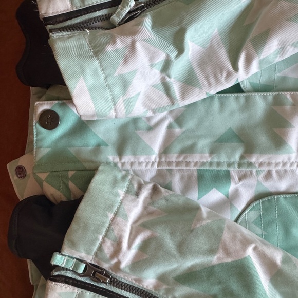 DC Ski and Snowboard Jacket - Picture 5 of 6